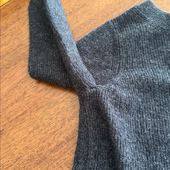 Abercrombie & Fitch split back sweater - Picture 6 of 8